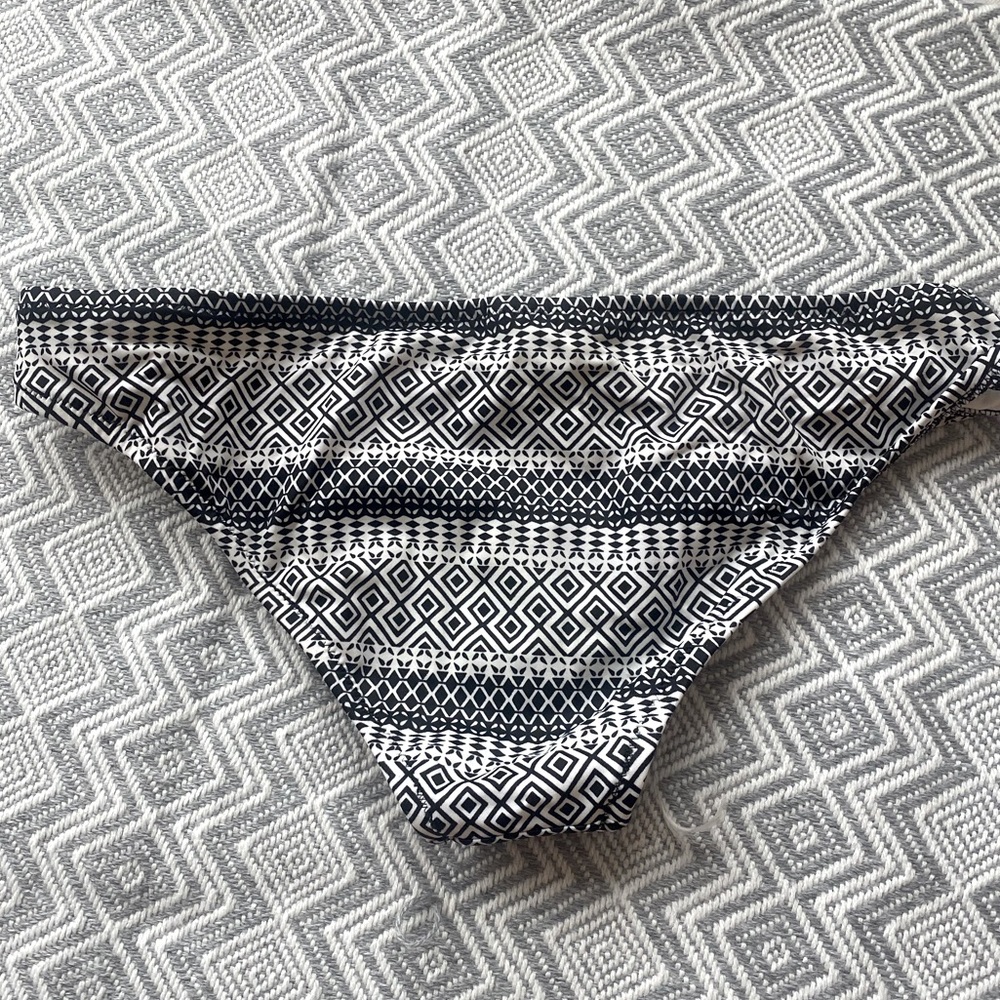 Victoria’s Secret Aztec Print Bikini Bottom Size Medium Black Cream